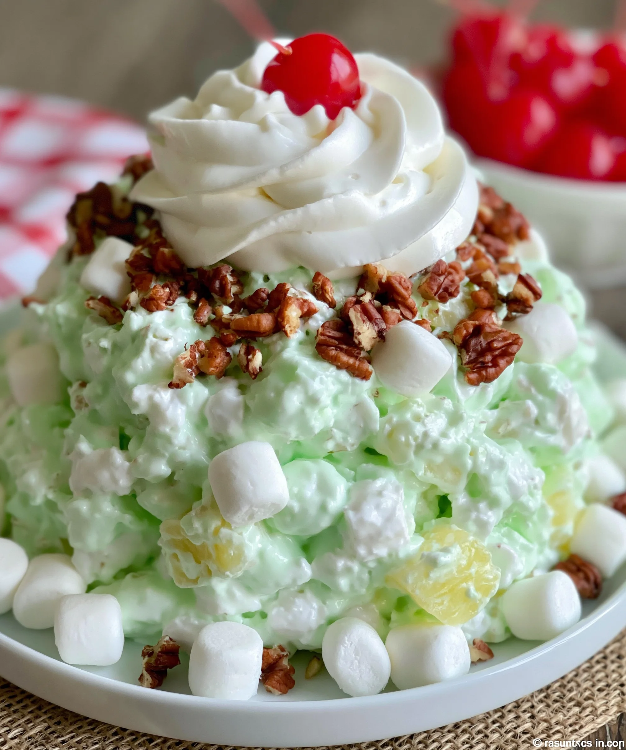 Easy Watergate Salad – Creamy, Fluffy & Full of Retro Dessert Charm!